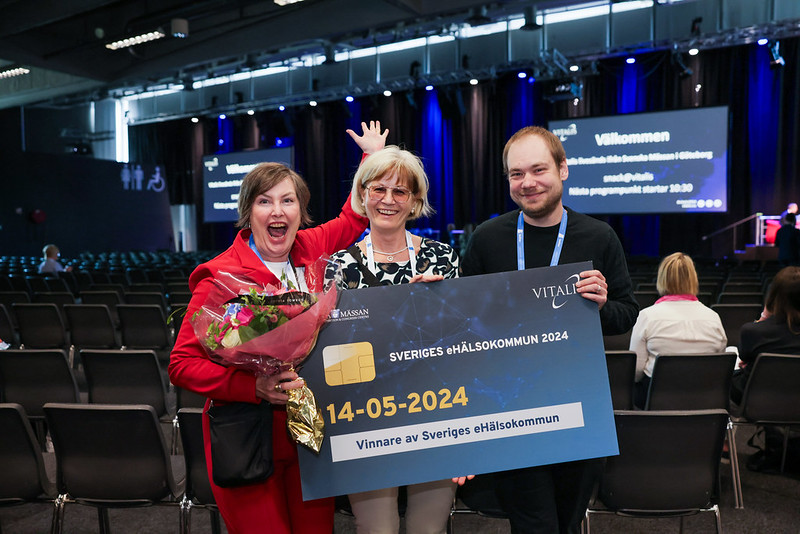 Vinnarna står uppställda och håller om varandra
