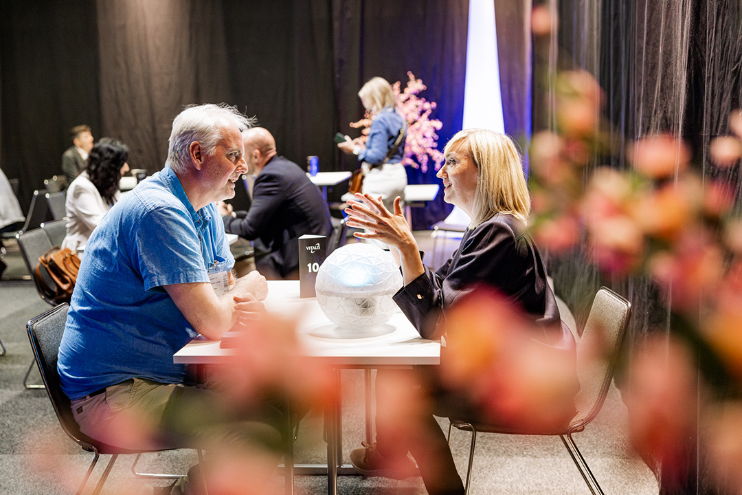 Två personer vid ett bord som nätverkar