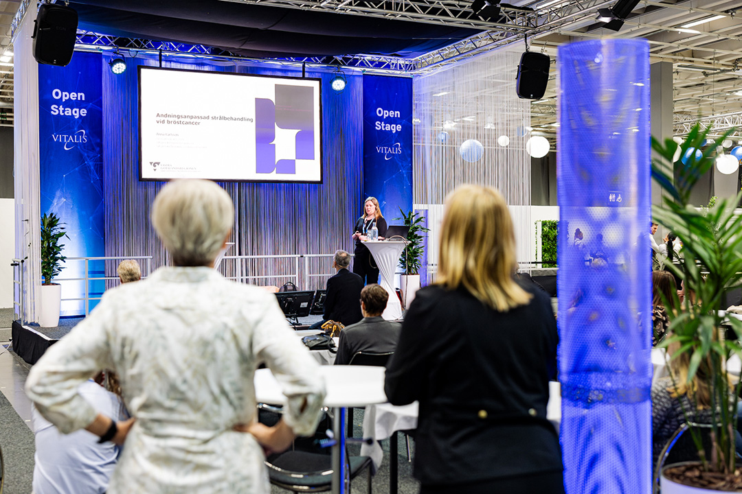 Scen med personer i publiken