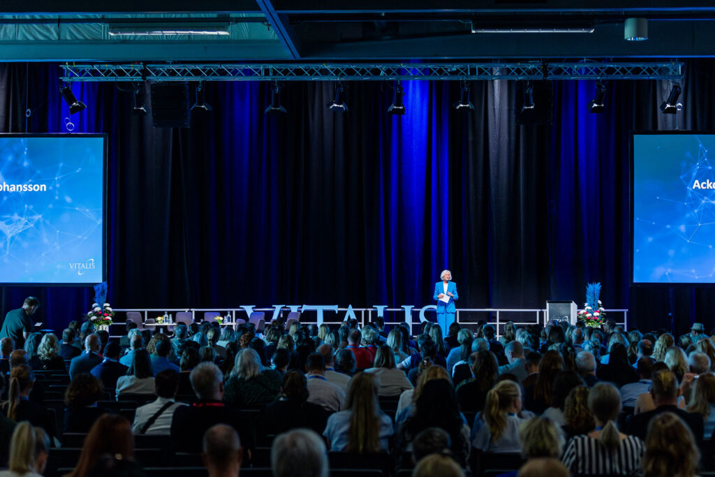 Acko Ankarberg Johansson inviger Vitalis 2024 inför en fullsatt konferenssal