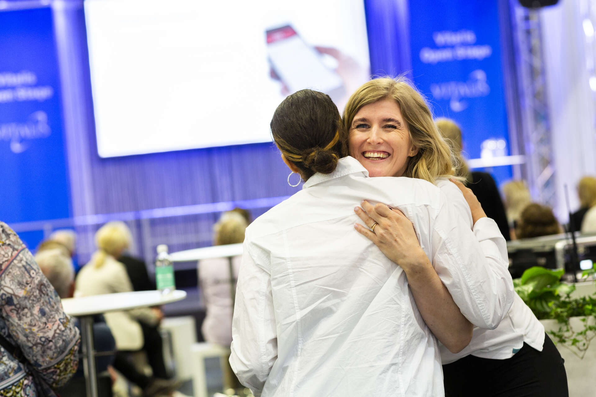 Två personer omfamnar varandra under Vitalis recruitment slam